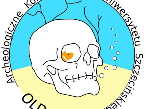logo koła naukowego archeologii Old Skull przedstawiające szkic czaszki ludzkiej z rybką błazenkiem w oczodole